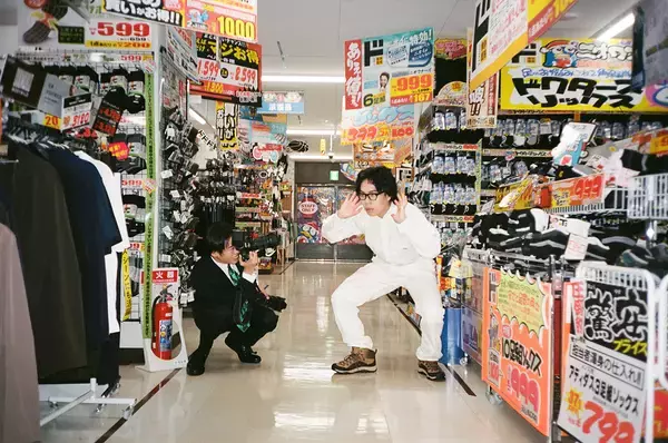 「令和ロマン・くるま×かが屋・加賀翔が「写真でお笑い」に挑戦。企画展『補完』開催」の画像
