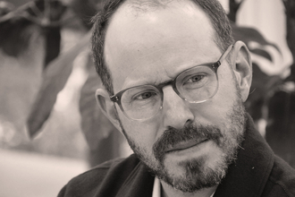 アリ・アスターに聞く新作『エディントンへようこそ』。「私たちはSNSがつくり出した世界に生きている」