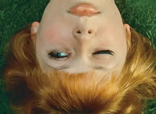 「映画『ひなぎく』本編映像公開。60年代チェコ・ヌーヴェルヴァーグの傑作が4Kレストアで甦る」の画像