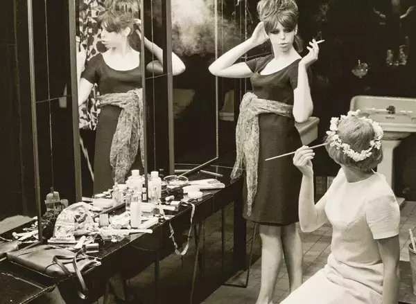 「映画『ひなぎく』本編映像公開。60年代チェコ・ヌーヴェルヴァーグの傑作が4Kレストアで甦る」の画像