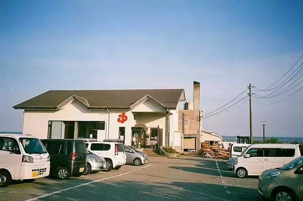 「救出した能登瓦をテーマにした展覧会『アウトサイド』が石川・珠洲の銭湯で開催。七尾旅人のライブも」の画像