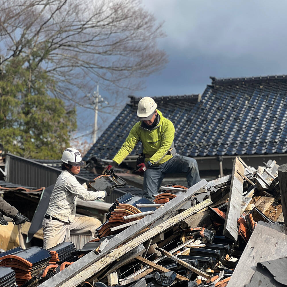 救出した能登瓦をテーマにした展覧会『アウトサイド』が石川・珠洲の銭湯で開催。七尾旅人のライブも