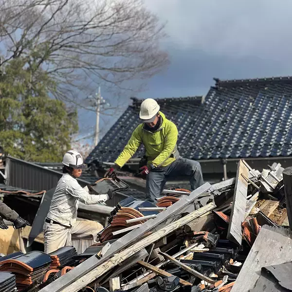 「救出した能登瓦をテーマにした展覧会『アウトサイド』が石川・珠洲の銭湯で開催。七尾旅人のライブも」の画像