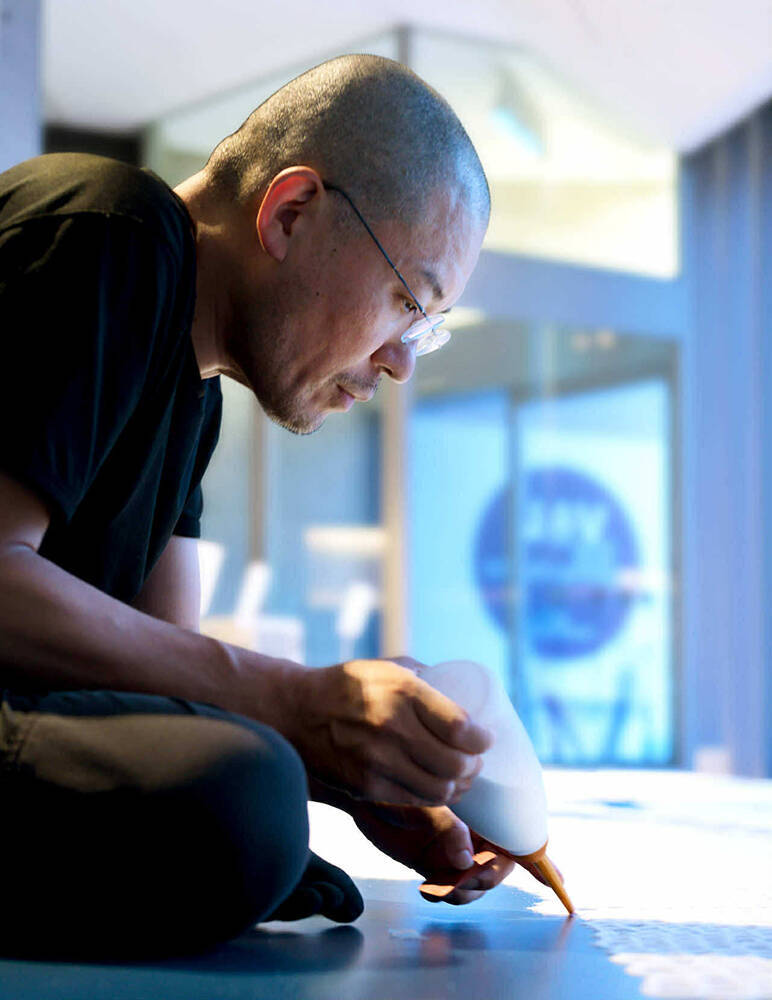 救出した能登瓦をテーマにした展覧会『アウトサイド』が石川・珠洲の銭湯で開催。七尾旅人のライブも