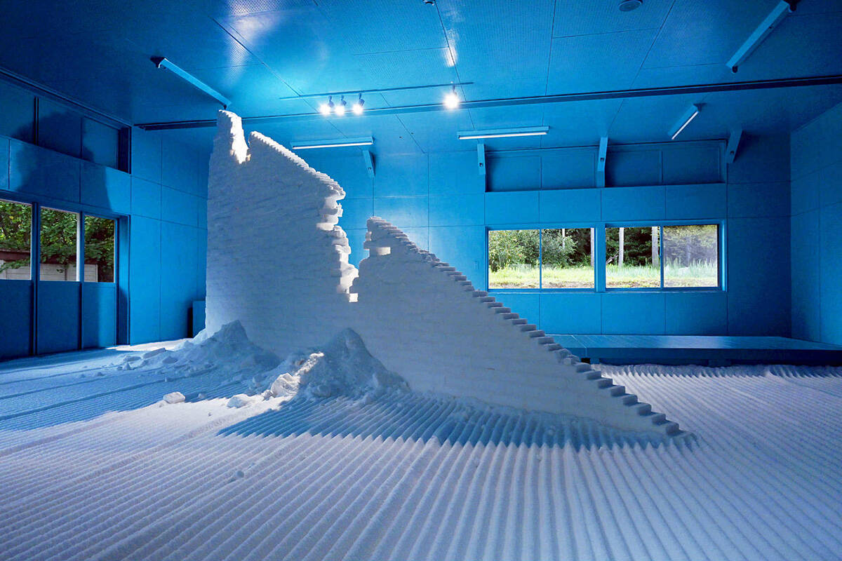 救出した能登瓦をテーマにした展覧会『アウトサイド』が石川・珠洲の銭湯で開催。七尾旅人のライブも