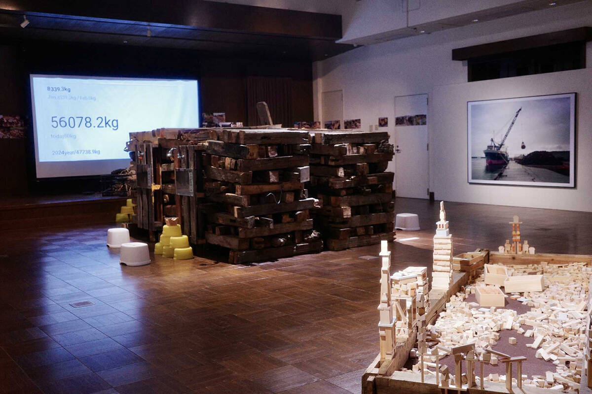 救出した能登瓦をテーマにした展覧会『アウトサイド』が石川・珠洲の銭湯で開催。七尾旅人のライブも