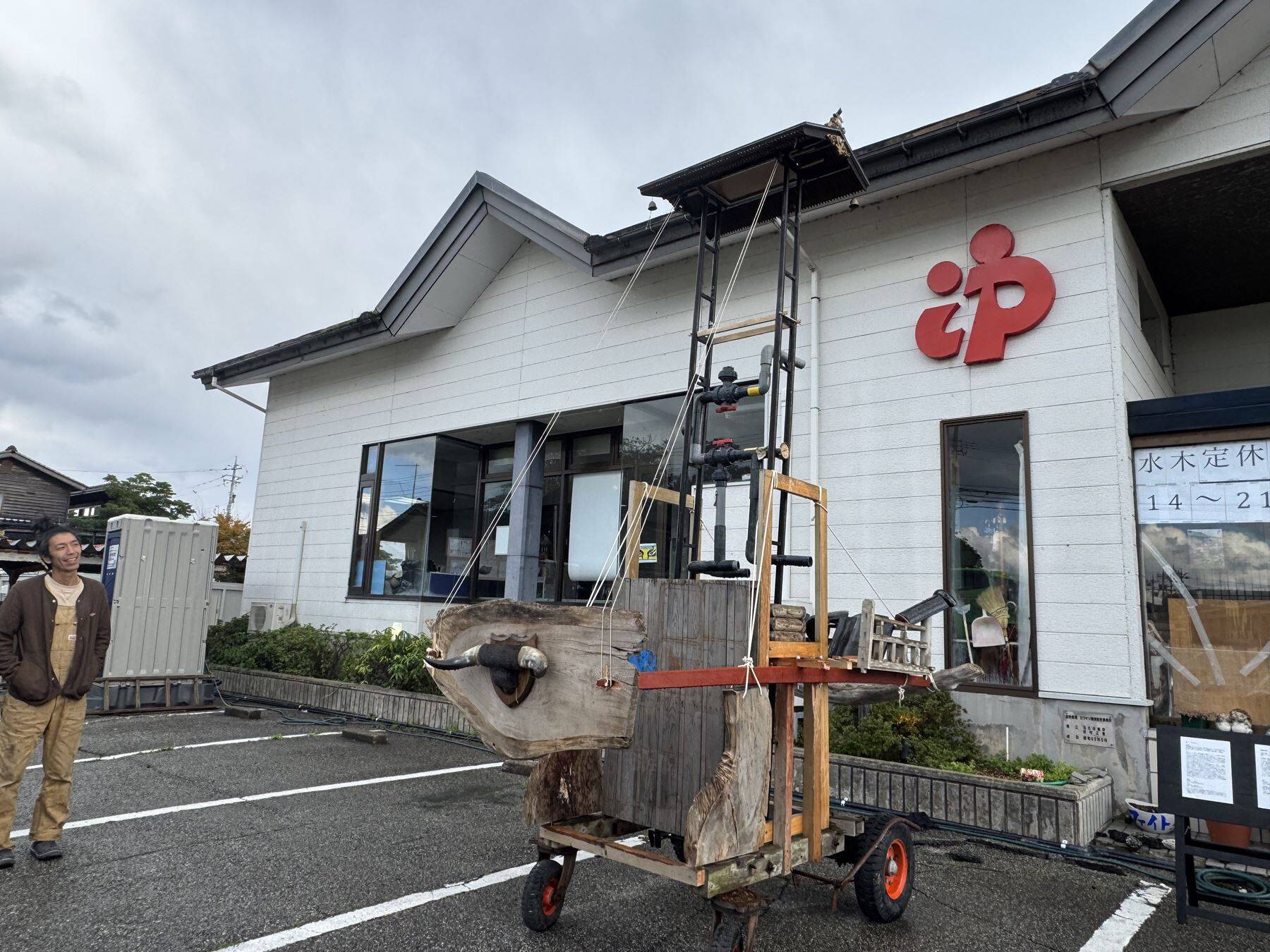 被災地・能登の現在と、強く美しい「能登瓦」の旅。七尾旅人ら参加のアート展、坂茂の建築も巡る
