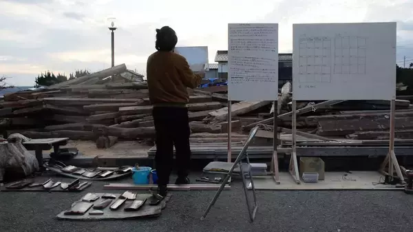 「被災地・能登の現在と、強く美しい「能登瓦」の旅。七尾旅人ら参加のアート展、坂茂の建築も巡る」の画像