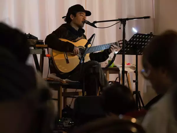 「被災地・能登の現在と、強く美しい「能登瓦」の旅。七尾旅人ら参加のアート展、坂茂の建築も巡る」の画像