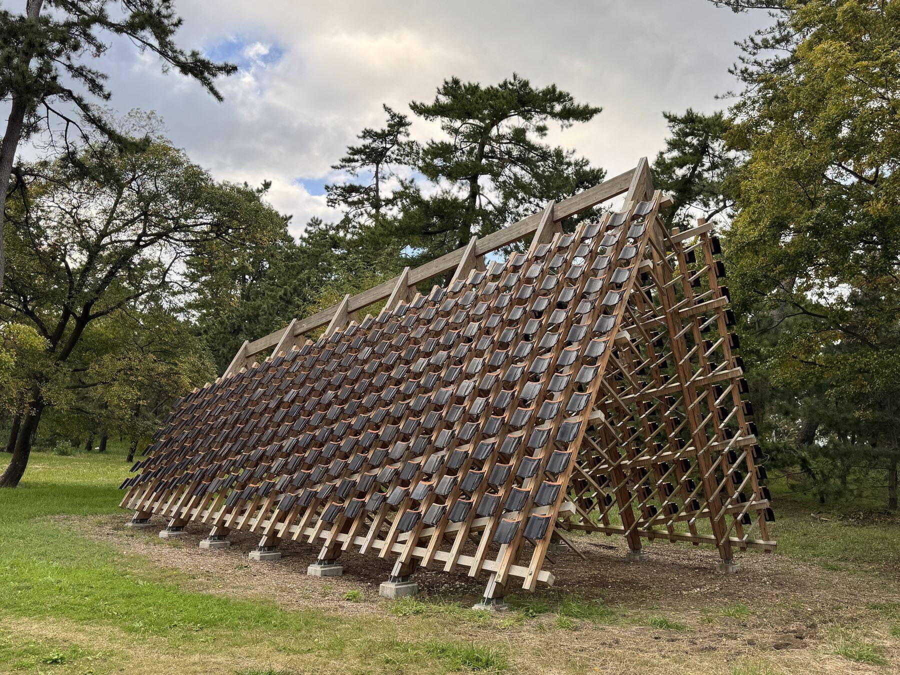 被災地・能登の現在と、強く美しい「能登瓦」の旅。七尾旅人ら参加のアート展、坂茂の建築も巡る