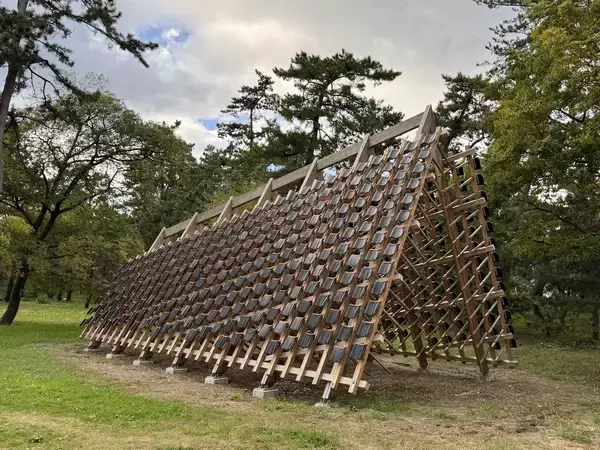 「被災地・能登の現在と、強く美しい「能登瓦」の旅。七尾旅人ら参加のアート展、坂茂の建築も巡る」の画像