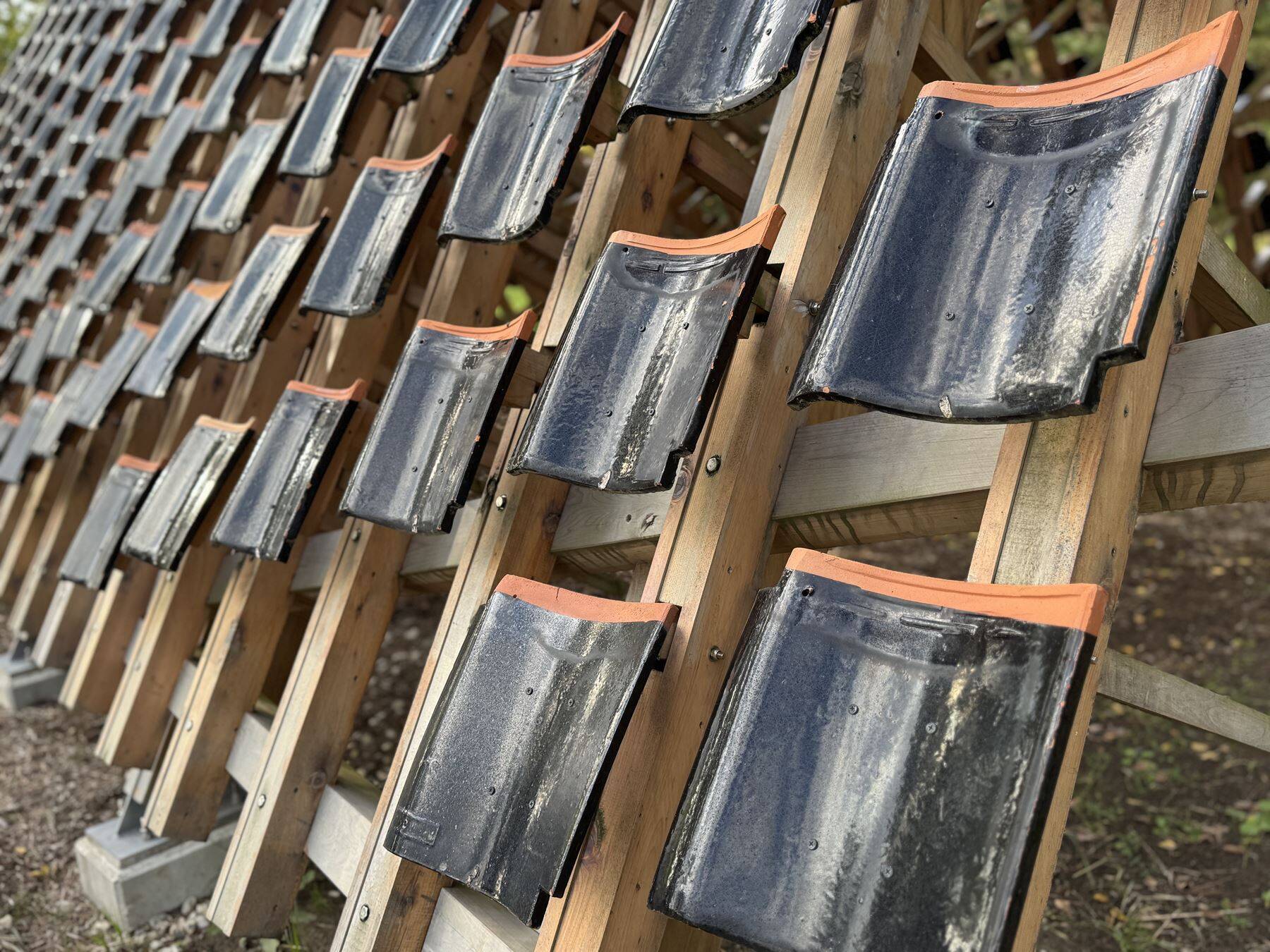 被災地・能登の現在と、強く美しい「能登瓦」の旅。七尾旅人ら参加のアート展、坂茂の建築も巡る