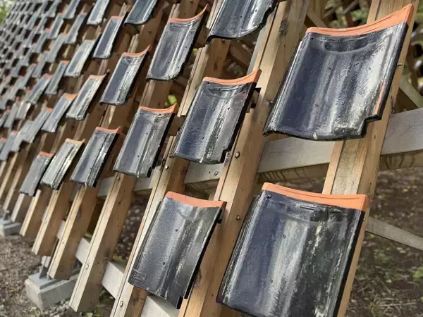 「被災地・能登の現在と、強く美しい「能登瓦」の旅。七尾旅人ら参加のアート展、坂茂の建築も巡る」の画像