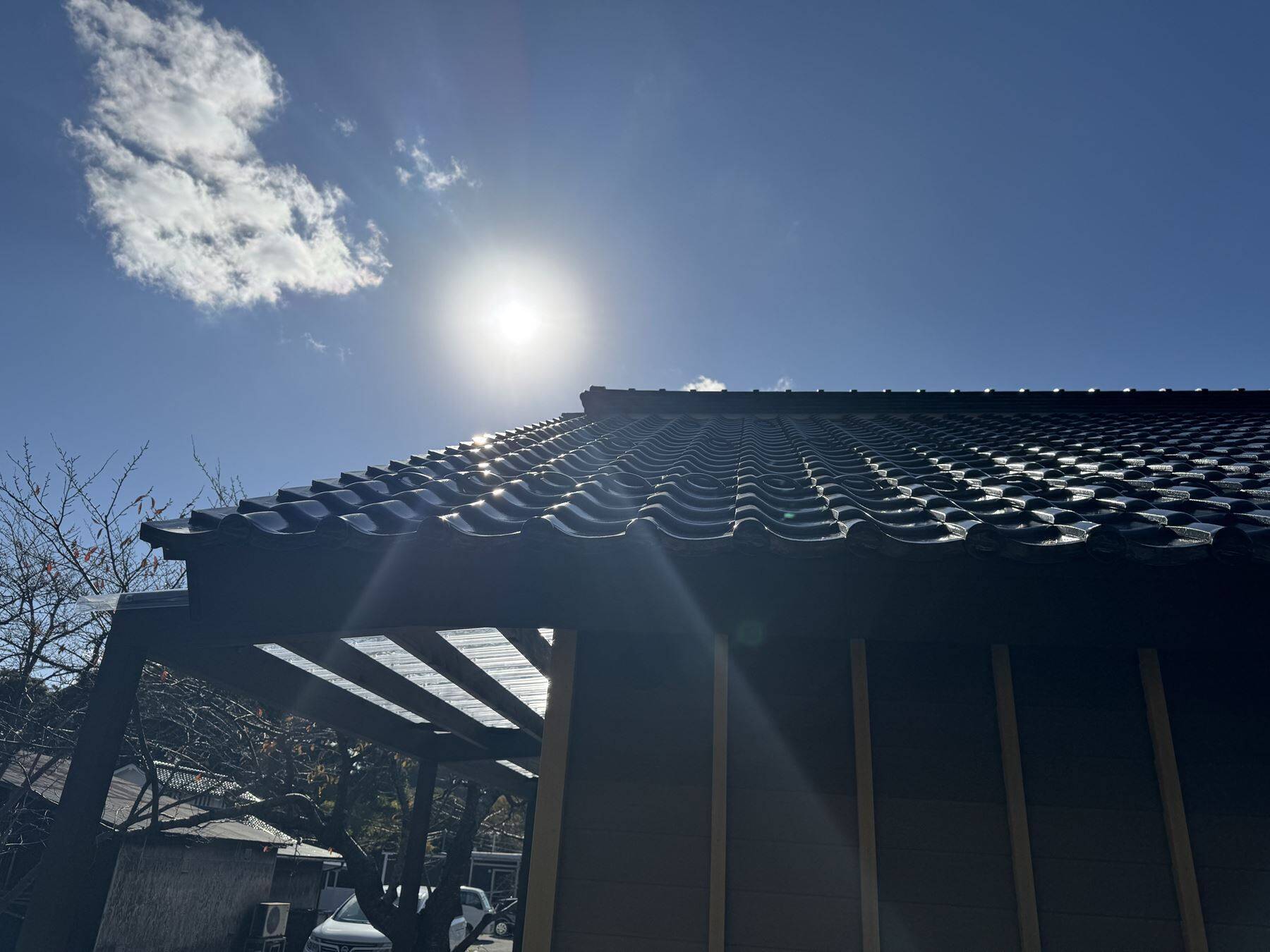 被災地・能登の現在と、強く美しい「能登瓦」の旅。七尾旅人ら参加のアート展、坂茂の建築も巡る