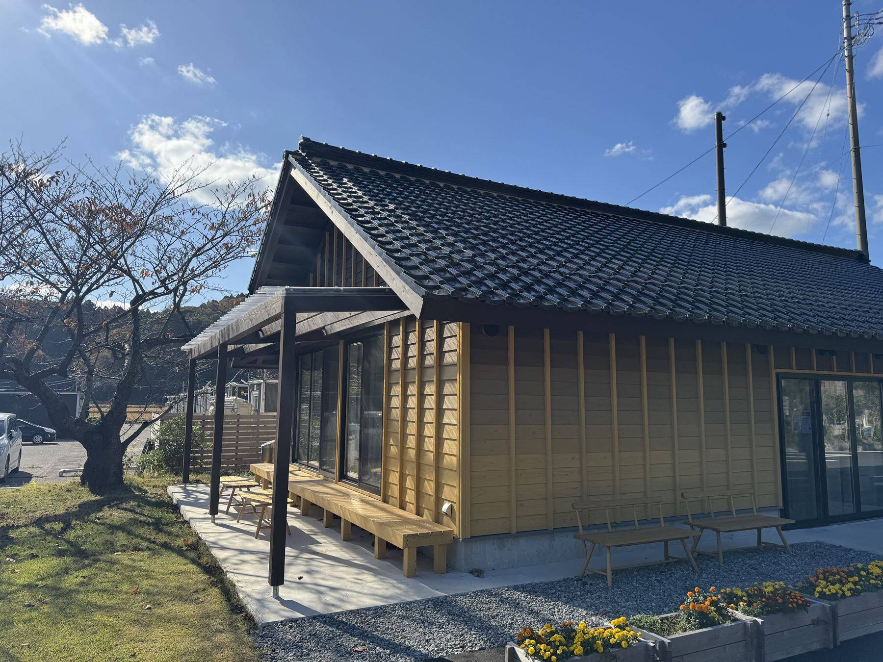 被災地・能登の現在と、強く美しい「能登瓦」の旅。七尾旅人ら参加のアート展、坂茂の建築も巡る