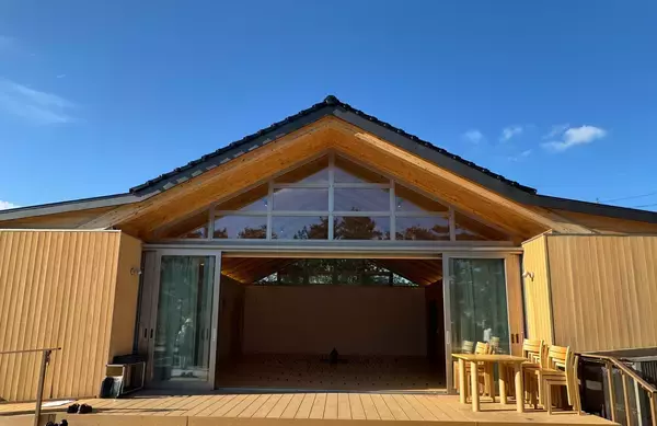 「被災地・能登の現在と、強く美しい「能登瓦」の旅。七尾旅人ら参加のアート展、坂茂の建築も巡る」の画像