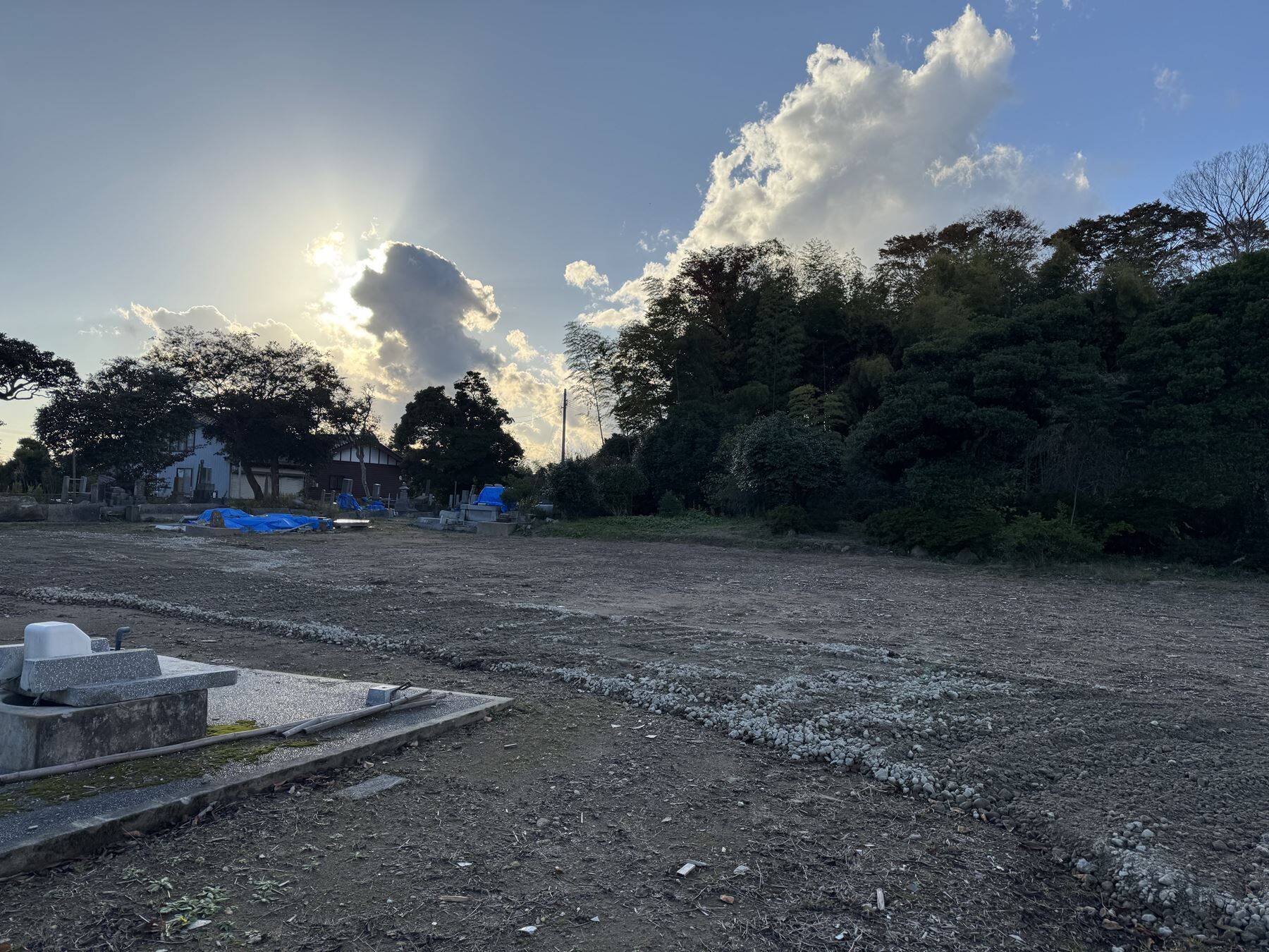 被災地・能登の現在と、強く美しい「能登瓦」の旅。七尾旅人ら参加のアート展、坂茂の建築も巡る