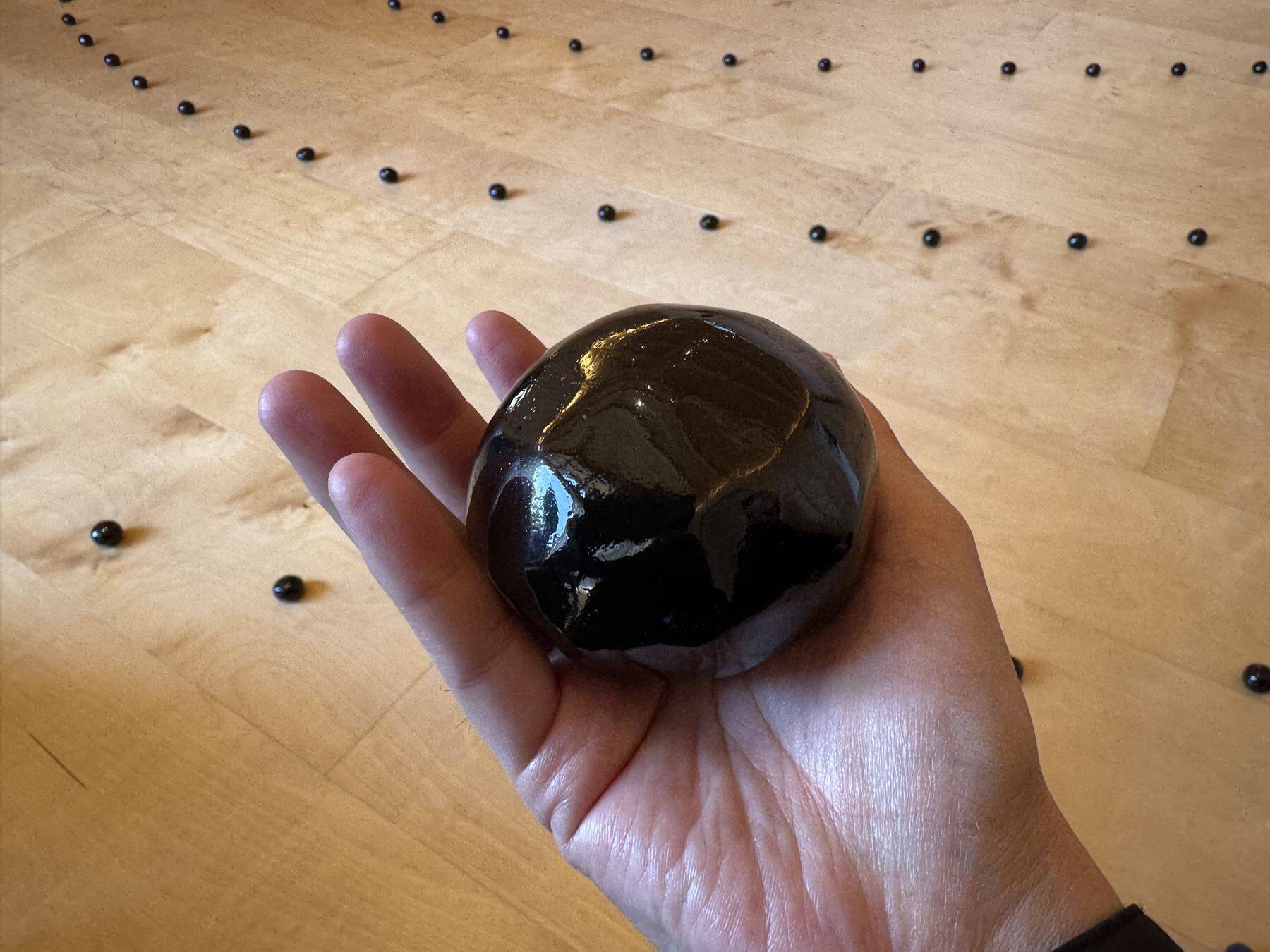 被災地・能登の現在と、強く美しい「能登瓦」の旅。七尾旅人ら参加のアート展、坂茂の建築も巡る