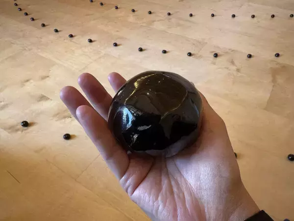 「被災地・能登の現在と、強く美しい「能登瓦」の旅。七尾旅人ら参加のアート展、坂茂の建築も巡る」の画像