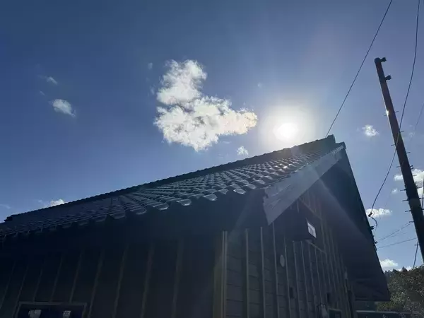 「被災地・能登の現在と、強く美しい「能登瓦」の旅。七尾旅人ら参加のアート展、坂茂の建築も巡る」の画像