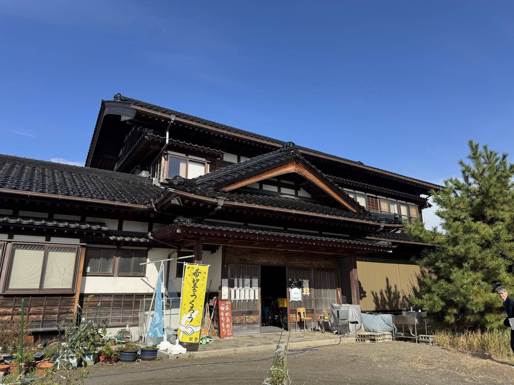 被災地・能登の現在と、強く美しい「能登瓦」の旅。七尾旅人ら参加のアート展、坂茂の建築も巡る