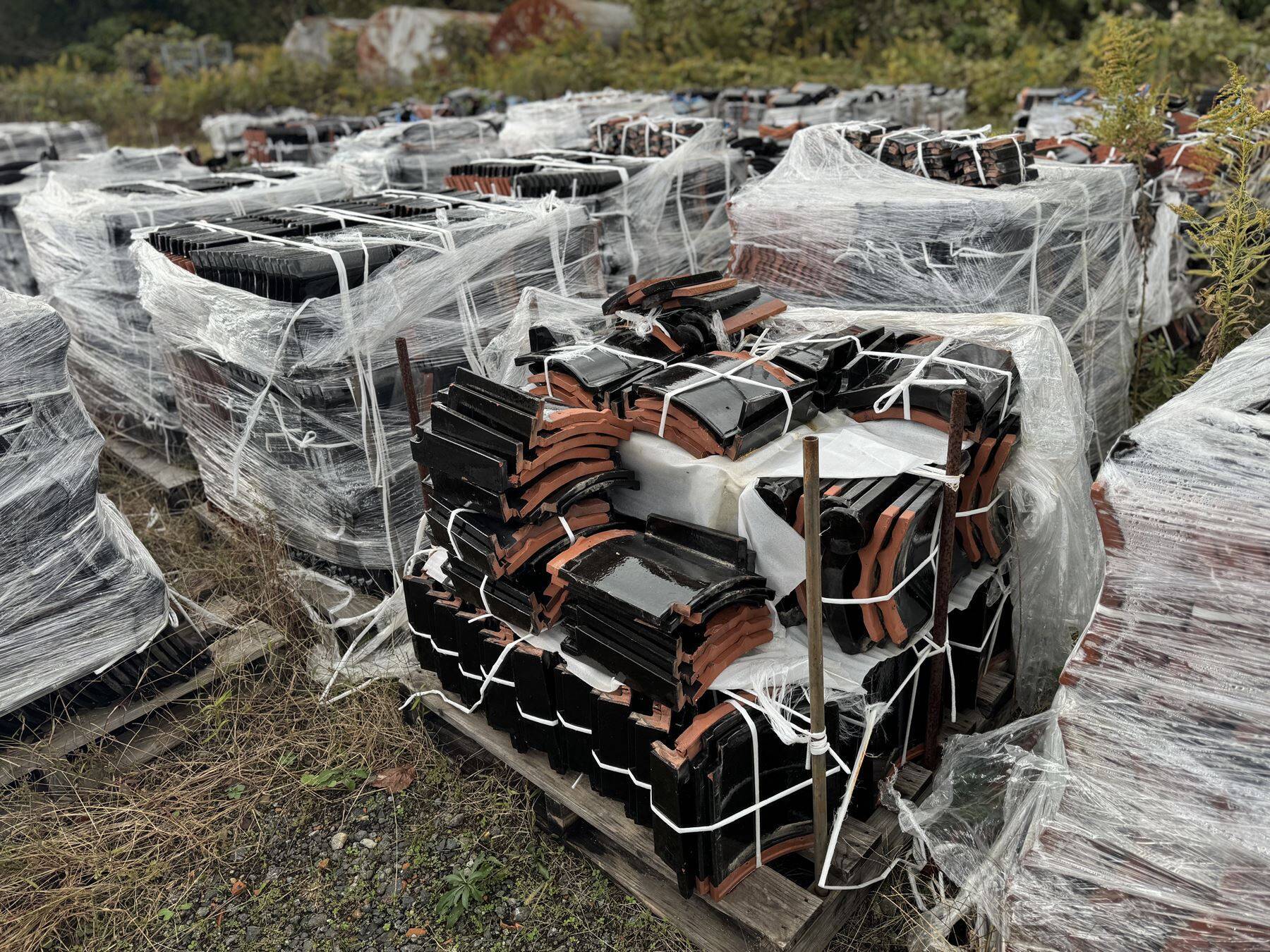 被災地・能登の現在と、強く美しい「能登瓦」の旅。七尾旅人ら参加のアート展、坂茂の建築も巡る
