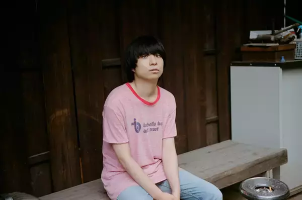 「クリープハイプは商業的にも成功しているバンドだが、尾崎世界観の歌詞は仕事なのか、私語なのか？」の画像