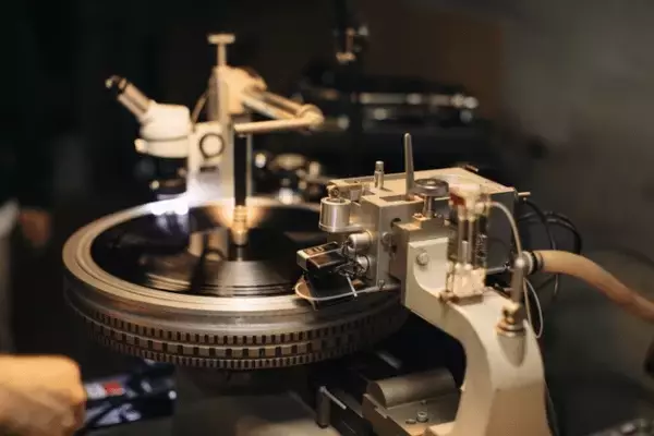 「アナログレコード製造販売プラットフォーム「Qrates」日本版サービスがローンチ」の画像