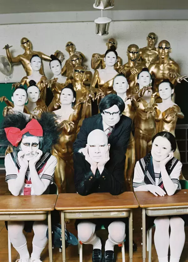 大駱駝艦による舞踏仕立ての金粉ショウ『クレイジーキャメル』