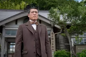 吉川晃司 映画 あぶない刑事 に敵役で出演 バイク練習の負傷にも 心配は無用 15年3月24日 エキサイトニュース