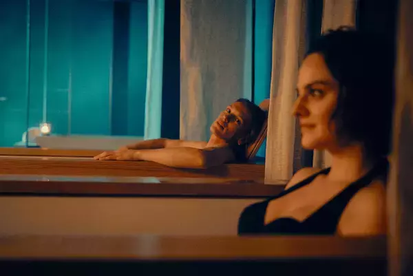 「映画『エマニュエル』主人公を「禁断の快感」へと導くキャラクターの場面写真が到着」の画像