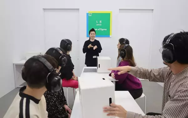 「音のない世界で言葉の壁を超えた対話を楽しむ『ダイアログ・イン・サイレンス』が竹芝で開催中」の画像