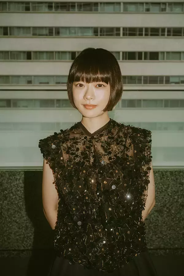 「杉咲花×令和ロマンくるま対談。映画『ミーツ・ザ・ワールド』撮影の裏側、作品づくりの姿勢を聞く」の画像