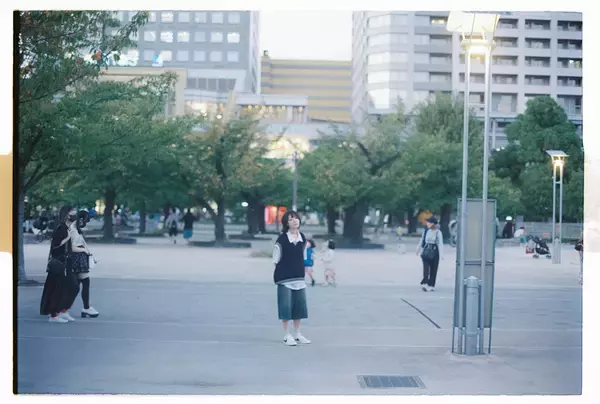 「上村窓写真連載vol.2『どこだよここは だれだよきみは』〜終わったおのでらと街を歩く〜」の画像