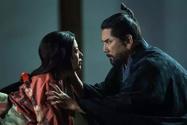 「本木雅弘×菅田将暉が謎と心理戦に挑む。黒沢清監督『黒牢城』予告編&場面写真到着」の画像