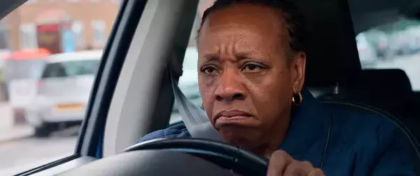 「あの人は、なぜいつも怒っているのか？英国映画界の巨匠マイク・リーに問う新作『ハード・トゥルース』」の画像