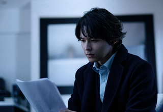 松村北斗×今田美桜が事件の真相に迫る。東野圭吾原作『白鳥とコウモリ』新規場面写真到着