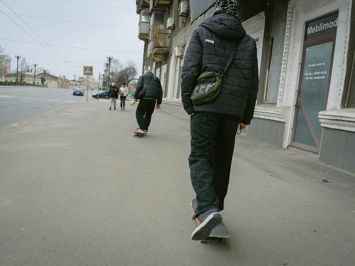30分で4度の爆発、傷だらけのデッキ——スケーターたちへの現地ルポで迫る、ウクライナ侵攻2年の「いま」