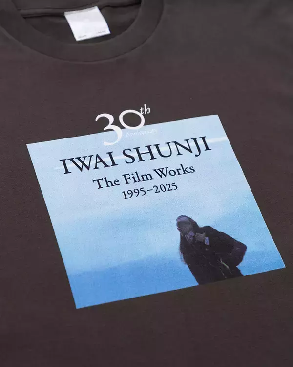 「岩井俊二監督『リリイ・シュシュのすべて』の名シーンをフィーチャーしたTシャツが登場」の画像