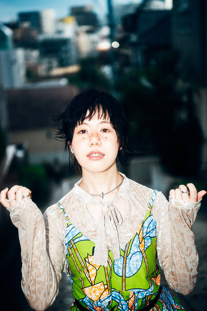 地図なき音楽の旅人、梅井美咲。ピアノ、トラックメイク、歌——24歳の表現者はどこへでも行ける