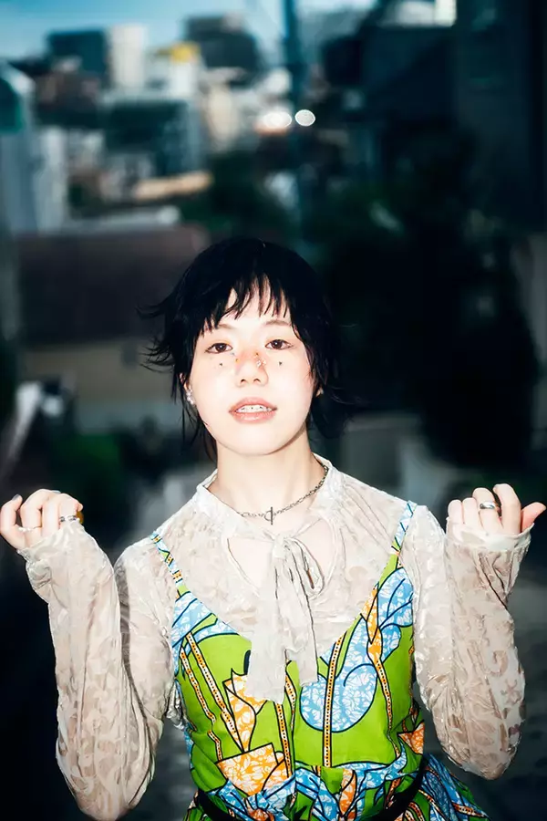 「地図なき音楽の旅人、梅井美咲。ピアノ、トラックメイク、歌——24歳の表現者はどこへでも行ける」の画像