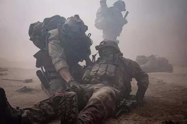 「映画製作が「セラピー」に。『ウォーフェア　戦地最前線』戦場を再現したセットで元米兵が涙した理由とは」の画像