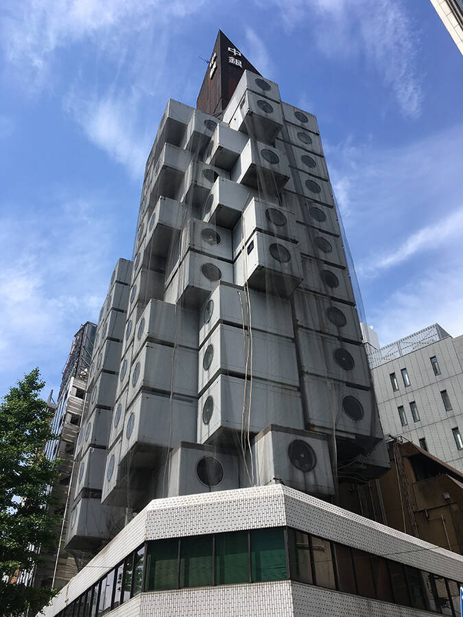 解体開始の中銀カプセルタワーに魅せられた元住人がつづる記録 「雨漏りする10平米、無限に広く思えた」