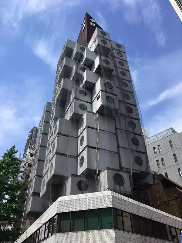 「解体開始の中銀カプセルタワーに魅せられた元住人がつづる記録 「雨漏りする10平米、無限に広く思えた」」の画像