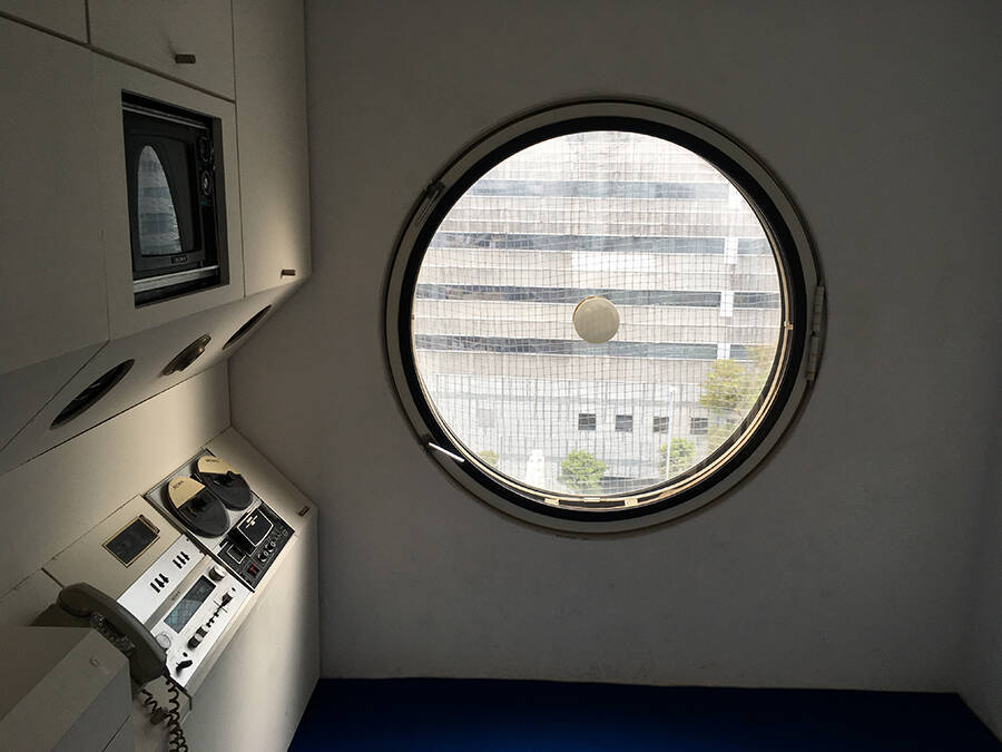 解体開始の中銀カプセルタワーに魅せられた元住人がつづる記録 「雨漏りする10平米、無限に広く思えた」