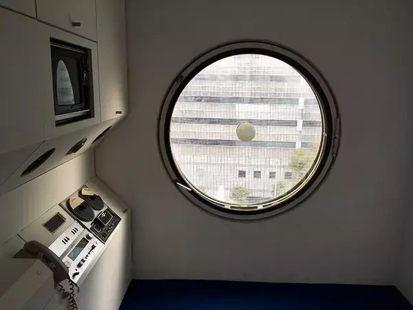 「解体開始の中銀カプセルタワーに魅せられた元住人がつづる記録 「雨漏りする10平米、無限に広く思えた」」の画像