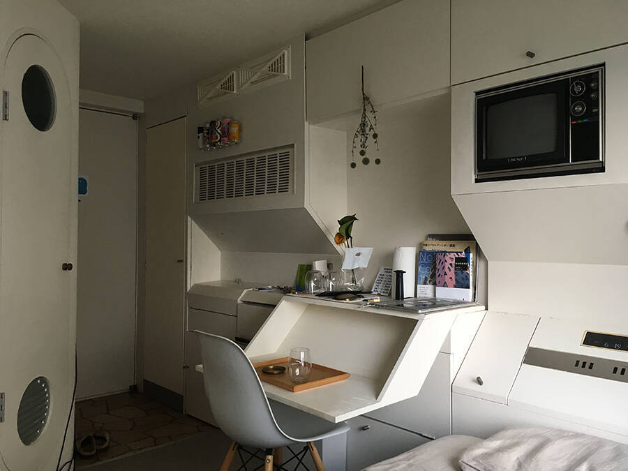 解体開始の中銀カプセルタワーに魅せられた元住人がつづる記録 「雨漏りする10平米、無限に広く思えた」