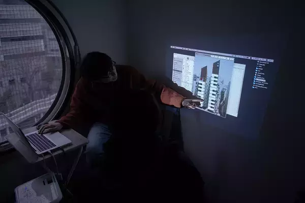 「解体開始の中銀カプセルタワーに魅せられた元住人がつづる記録 「雨漏りする10平米、無限に広く思えた」」の画像