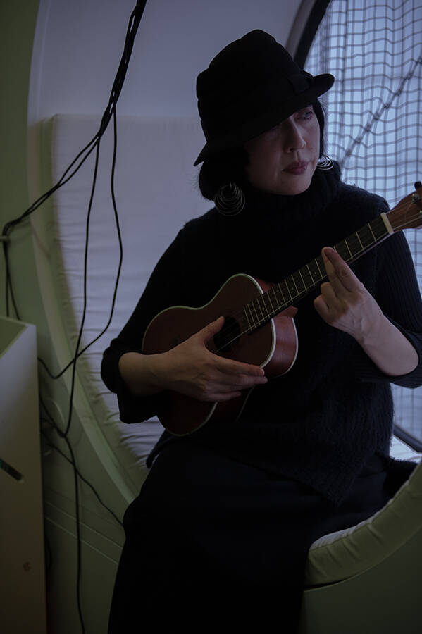 解体開始の中銀カプセルタワーに魅せられた元住人がつづる記録 「雨漏りする10平米、無限に広く思えた」