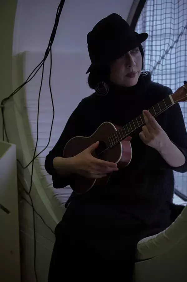 「解体開始の中銀カプセルタワーに魅せられた元住人がつづる記録 「雨漏りする10平米、無限に広く思えた」」の画像